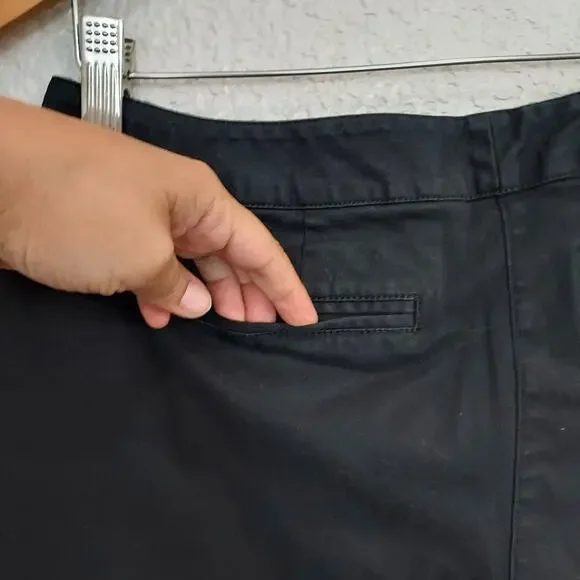 CAbi Black Chino Bermuda Length Shorts Size 4 - Picture 6 of 12
